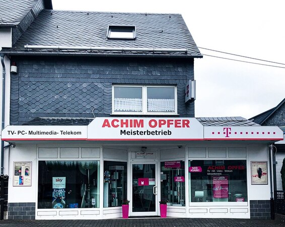 Fachgeschäft für TV, PC, Multimedia und Telekommunikation mit Telekom-Logo und Schaufenstern.