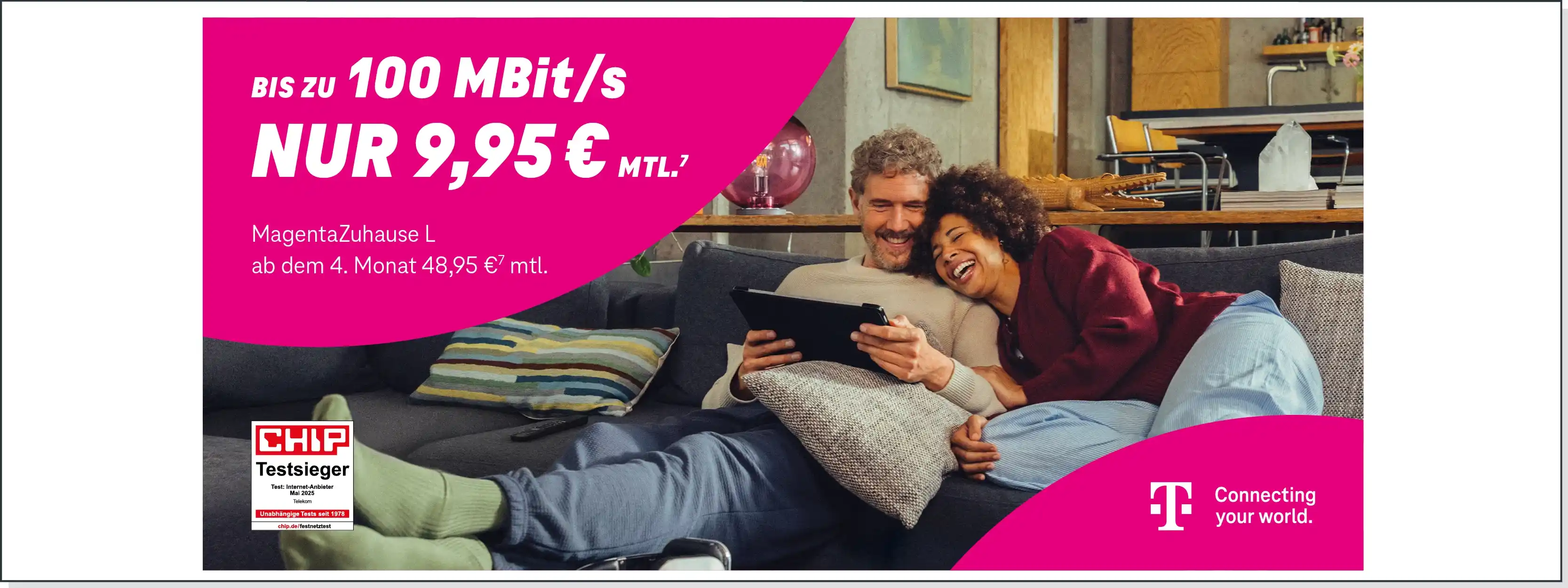 Paar entspannt auf Sofa mit Tablet, Telekom Internet Angebot mit bis zu 100 MBit/s beworben.
